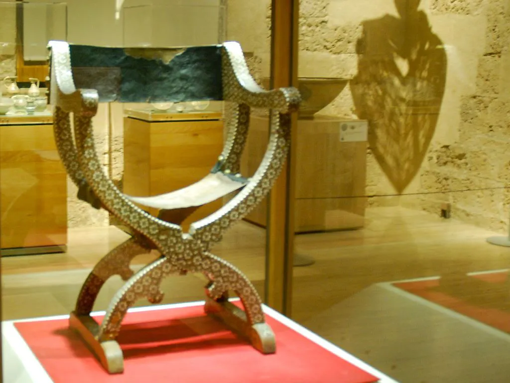 Nazrid folding throne