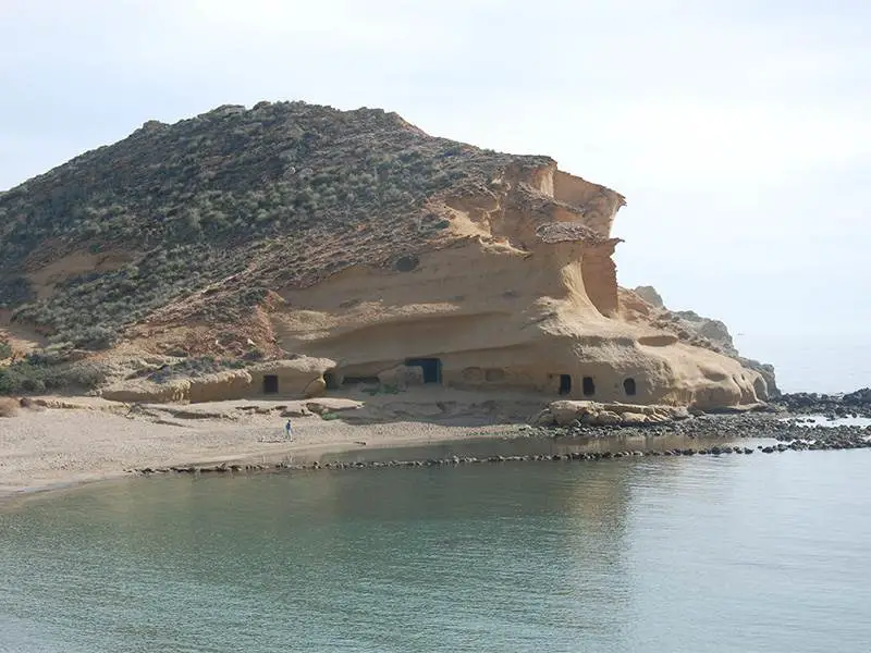 Playa de los Cocedores eastern headland with shelters