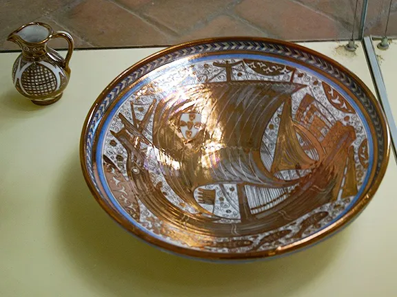 Ceramic dish with boat motif - Moorish 12th century